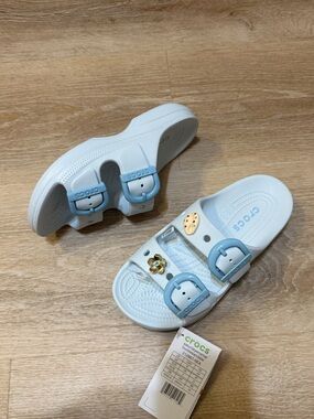 NWT Crocs Women's Saturday Enamel Buckle Sandal W5 Vapor Ice with 2 FREE JIBBITZ